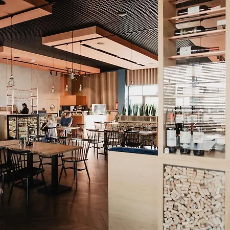 酒店 Molto Bene & Restaurant